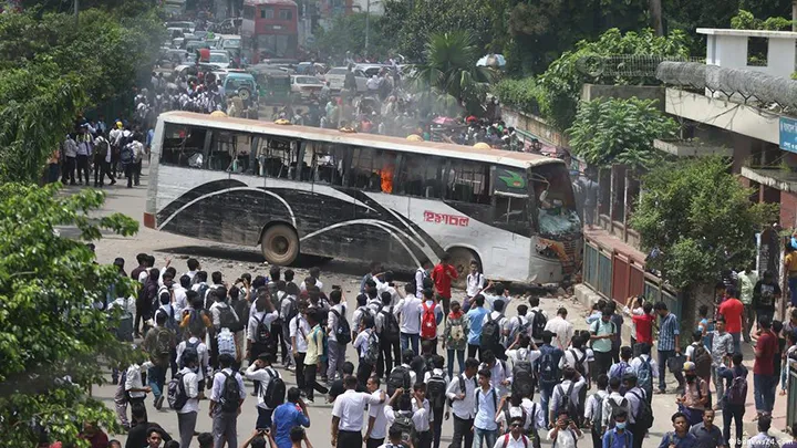 নিরাপদ সড়কের দাবিতে রামপুরায় শিক্ষার্থীদের অবরোধ